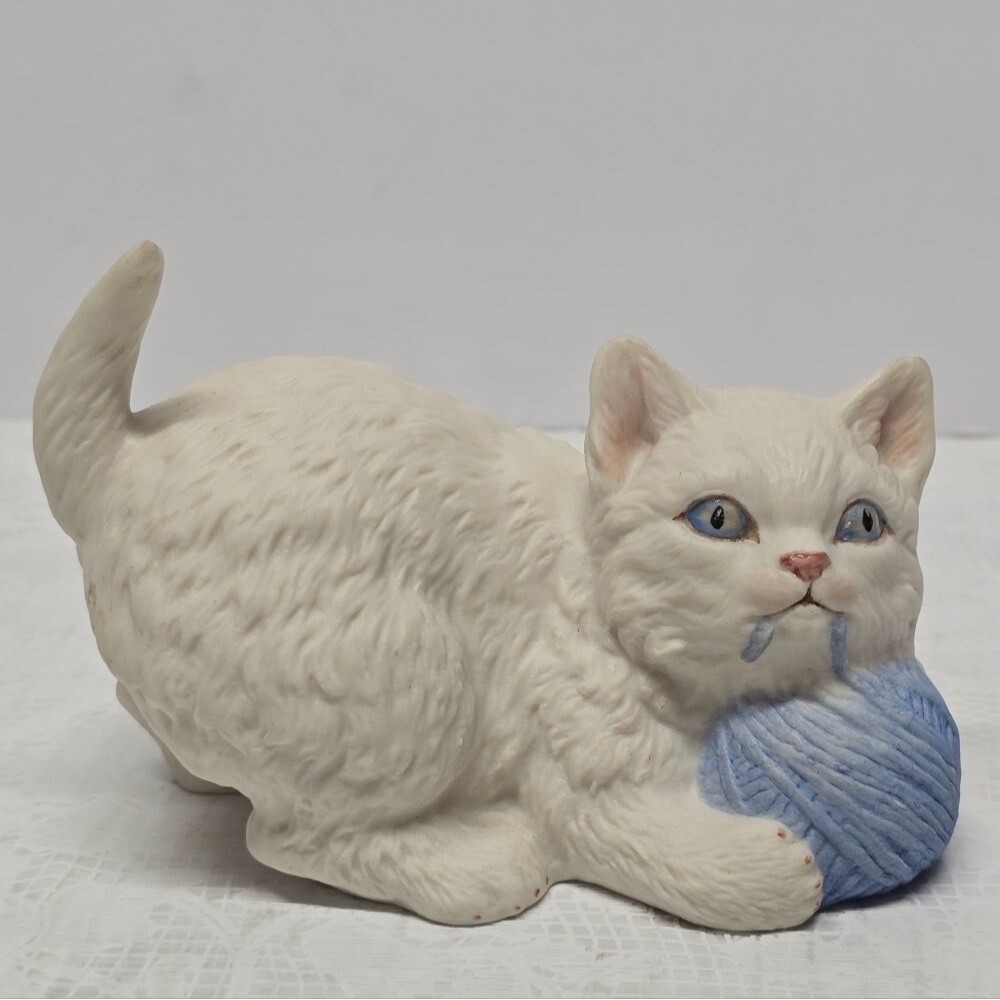 Vintage AYNSLEY ENGLAND PORCELAIN KITTEN With Ball Of Yarn By John Aynsley 1975